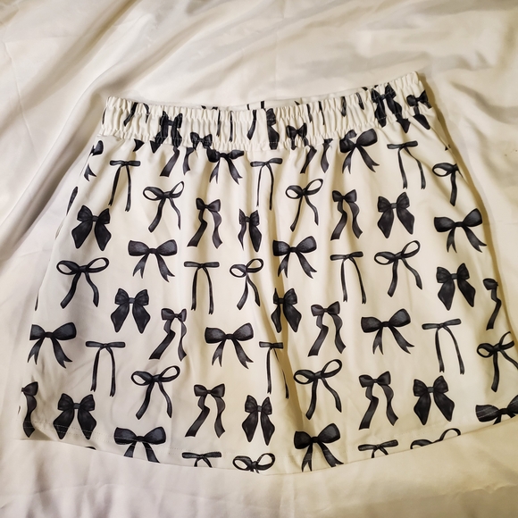 Elegant Black Bow Print Women's Shorts - Picture 5 of 7